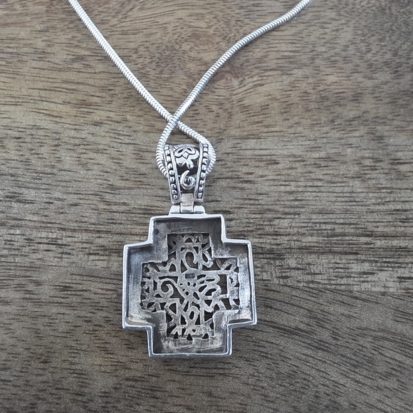 Elegant Silver Geometric Pendant Necklace - Picture 3 of 5
